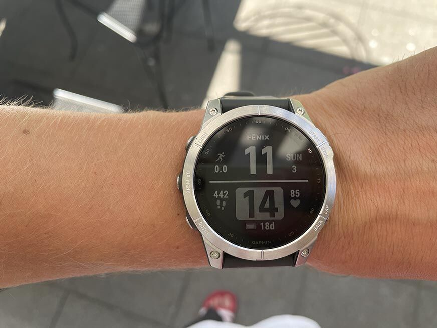 Часы Garmin Fenix 7 на руке.